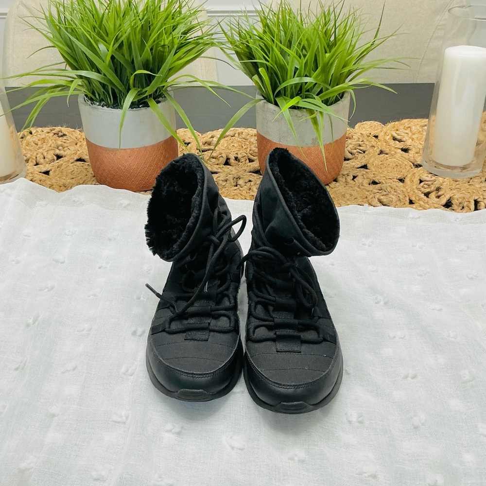 Nike Kids/Women Tanjun Black Rain & Snow Boots. Rarely worn & like NEW!